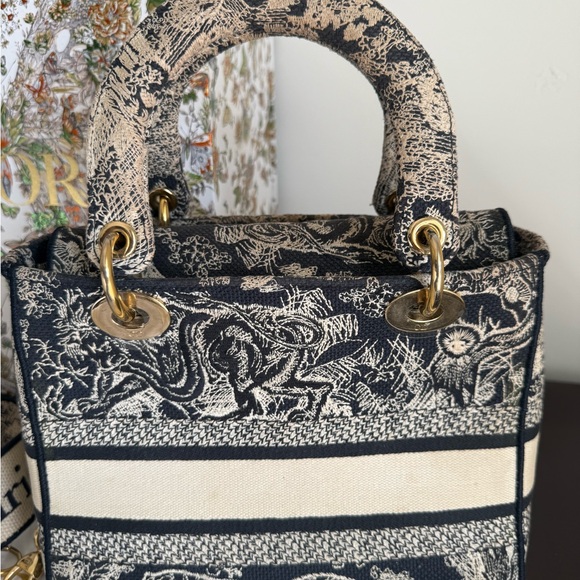 Medium Lady D-Lite Bag
Blue Toile de Jouy Reverse Embroidery - Picture 7 of 15